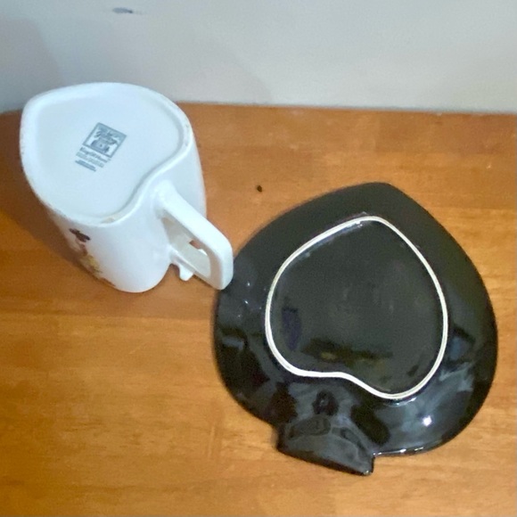 Beautiful, Rare, Large 8-pc  King of Hearts Cups and Saucers - Picture 10 of 15